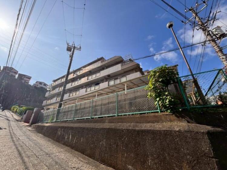 外観 前面道路です。毎日のお車の出し入れもストレスなく行えます。（2025.9.16撮影）