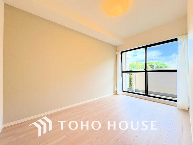 内装 採光もある洋室は、くつろぎのひと時を過ごすのにぴったり