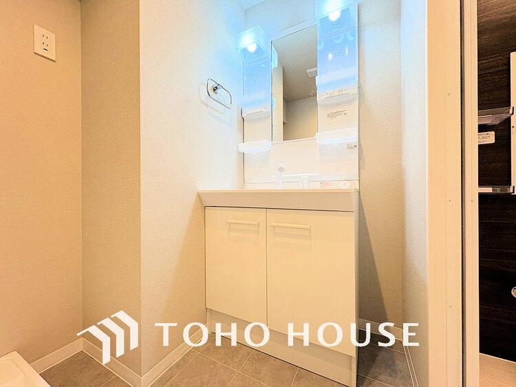 洗面 白を基調とした清潔感のある洗面室で朝の身支度を