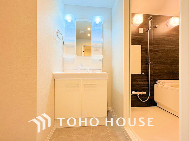 洗面 洗面台には三面鏡を採用。身だしなみを整えやすく収納量も良好です