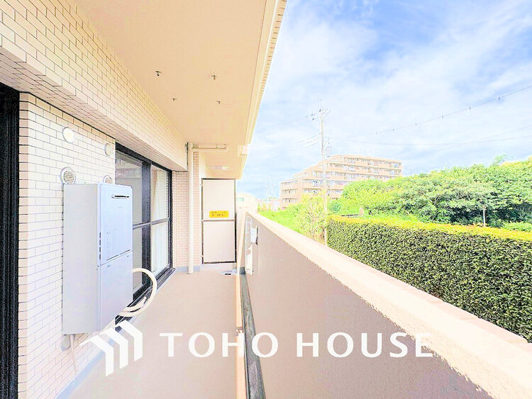 バルコニー 日当たりの良いバルコニーで晴れの日の洗濯物も楽しみになりますね