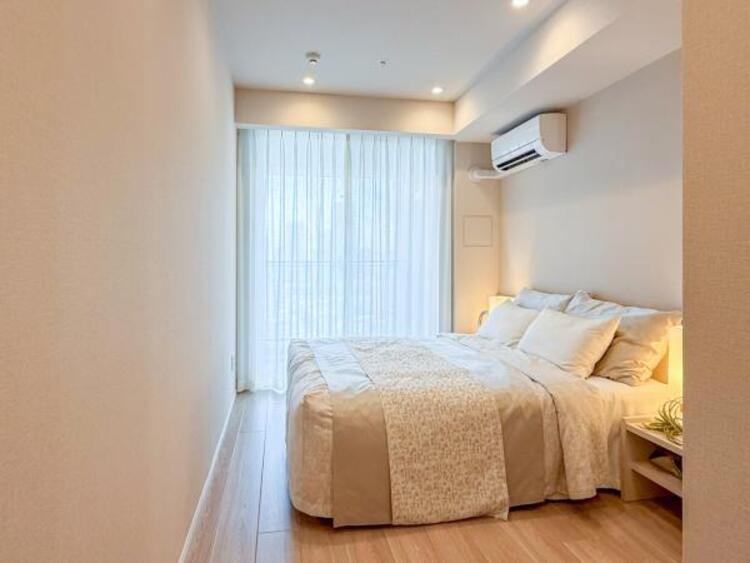 内装 【家具・小物は販売価格に含まれません】一日の疲れを取る主寝室は大型のベッドも配置が可能です。窓から注がれる光で家族とのコミュニケーションも明るくなりそうです。