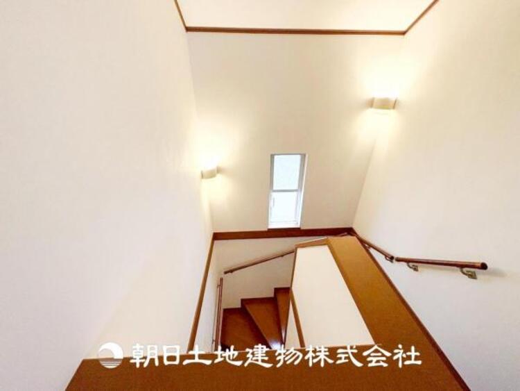 その他 【階段】階段部分は吹き抜けがあり開放感がございます。