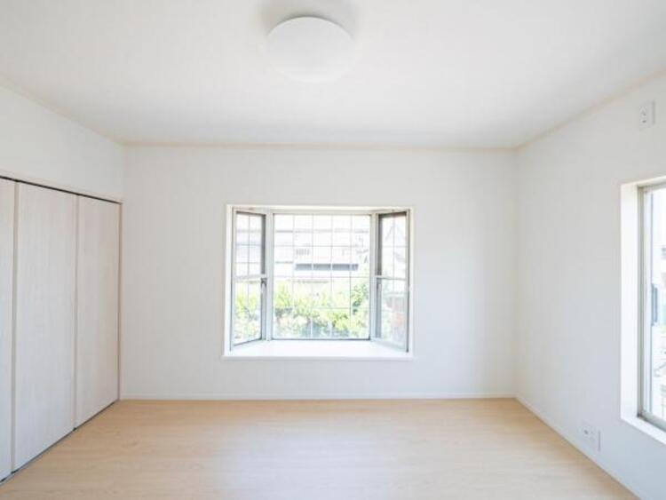 内装 採光を確保した明るい室内は風通しも良く穏やかな時が流れます！様々な生活スタイルにも対応可能な間取り。採光もアクセントの一つとして。この明るい好みの空間で読書をしたり、音楽を聞いたりと一人の時間も充実！