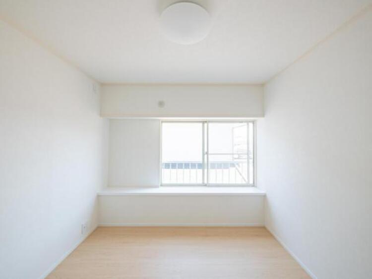 内装 居室はひとり時間を過ごせる安らげるお部屋として活用できます！収納スペースあり！荷物が多くても十分！！ベッドや勉強机、テレビなどを置きたい場合におすすめ！！過ごす時間が長くてもゆったり過ごせそうですね！