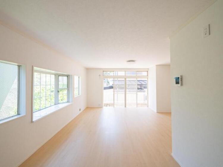 居間 家族の会話や笑顔が行き交うリビングで、子供を走り回らせたい。ダイニングテーブルでゆったり食事を堪能。光と風が溢れる開放的なリビングダイニングには、くつろぎの空間を生み自然と家族みんなが集まってきます