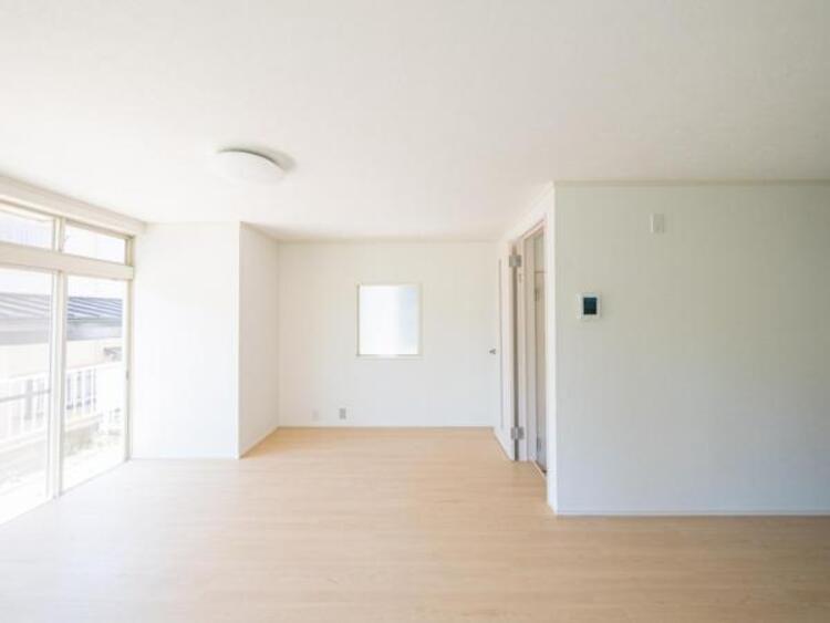 居間 お天気が晴れの日は照明をつけなくても充分明るいリビングです！どこか落ち着きのある広々とした内装です！皆で過ごす空間が、目に浮かんでくる様な優しいリビングダイニングです！くつろいだり楽しい時間を是非！