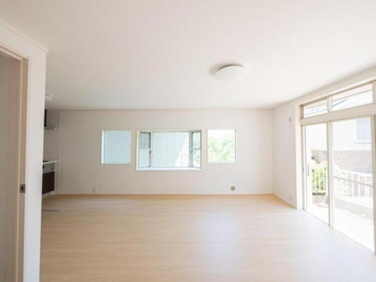 居間 リビングにあふれる採光と心地よい風のつどう調和された空間！！生活を彩る充実した日々が過ごせそうです。家族の滞在期間が長くなることを予測して、設計士が思いと工夫をこらした自慢のリビングダイニング！！！