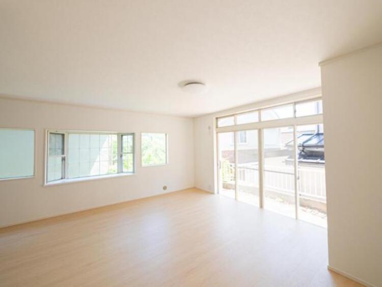 居間 開放感とプライベート感が見事に両立されたリビングダイニング！通常では相反するファクターがともにそろうと極上のくつろぎ空間が生まれます。だれにも譲りたくない至福の空間で過ごす日々は生活をより豊かにします