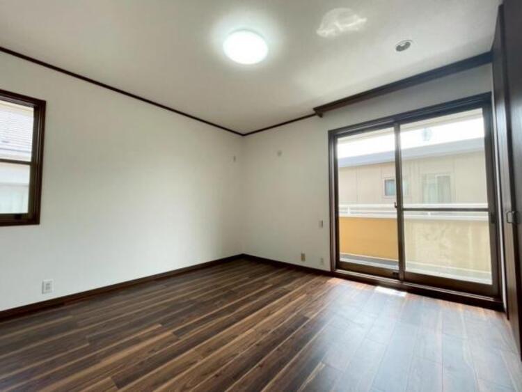 内装 ベッドを置いてもゆとりのある広さ約8帖の主寝室です 