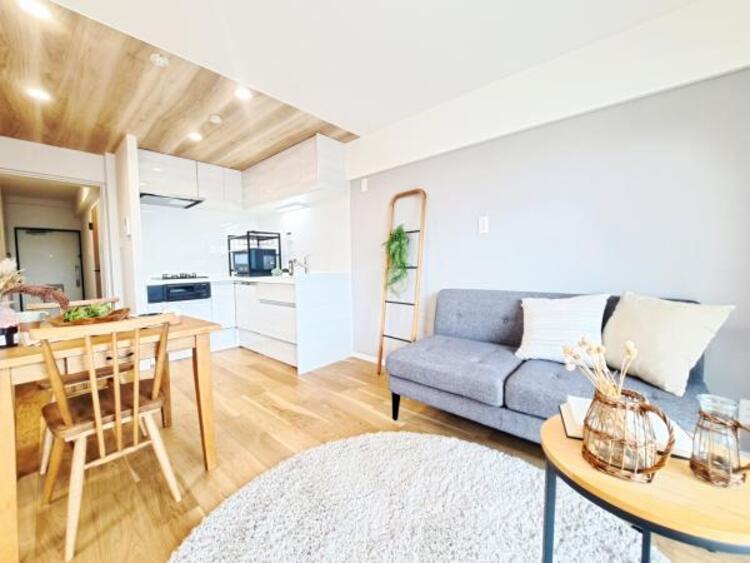 居間 くつろげるリビングは話に夢中になりすぎて、ついつい時間を忘れてしまう。そんな束の間の幸せを感じさせてくれる場所です。