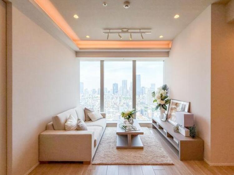 居間 【家具・小物は販売価格に含まれません】ソファーやダイニングテーブルを置いてもゆとりあるＬＤＫ。家族みなさんで寛げる空間をぜひ現地で体感してみてください。