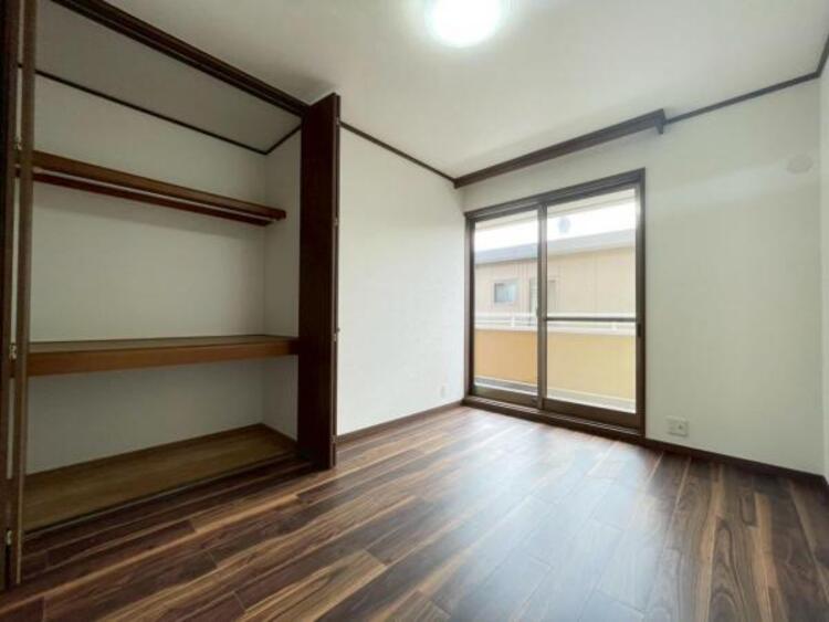 内装 バルコニーに面しており、陽光の差しこむ開放感のある洋室です 