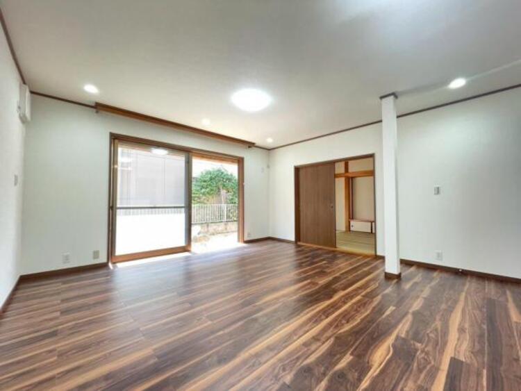 居間 たっぷりの陽光が注がれた明るいリビングは、家族団らんのひと時を包み込みます。 