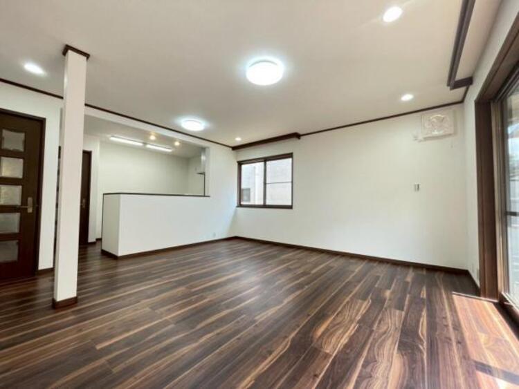 居間 落ち着きのある木目のフロアがインテリアとマッチし、心地よい空間に。