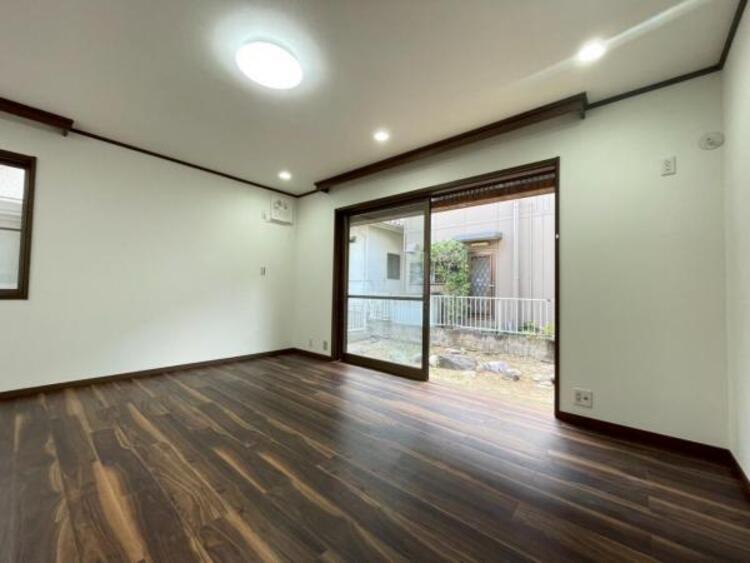 居間 庭と繋がり、空間の広がりとご家族の気配を感じられるゆとりのLDK 