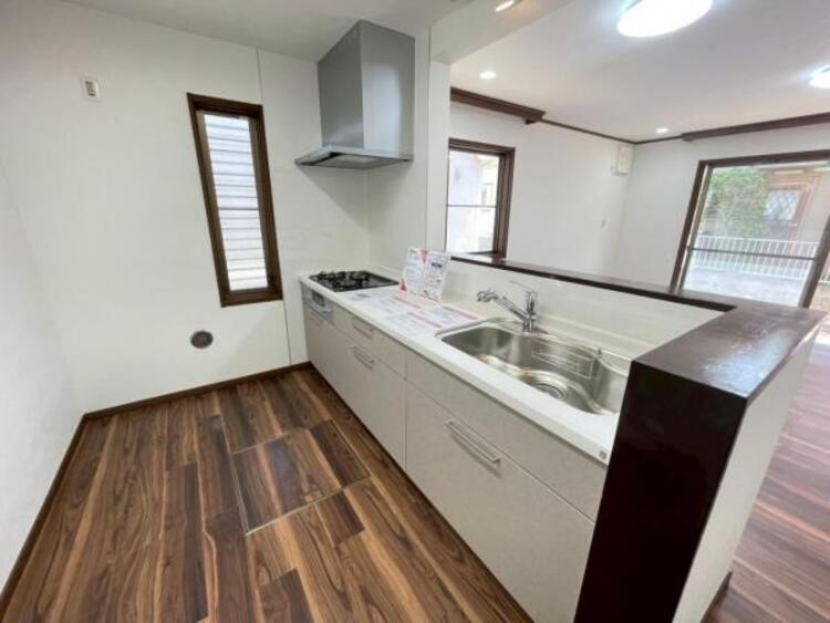 キッチン LDKを見渡せるオープンキッチン。ご家族で並んでも余裕のある広さです 