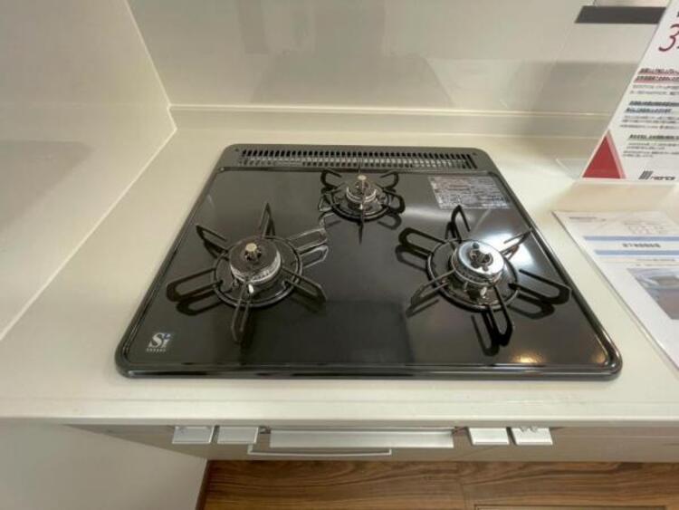 キッチン 毎日の料理に嬉しい3口コンロ。グリルもあり色んなレシピを楽しめそうです。 