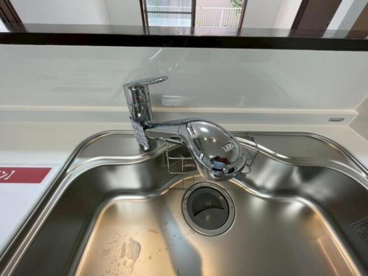 キッチン 鍋や大皿も洗える広々としたシンクです。ステンレスのため耐久性・お手入れしやすさも魅力です 