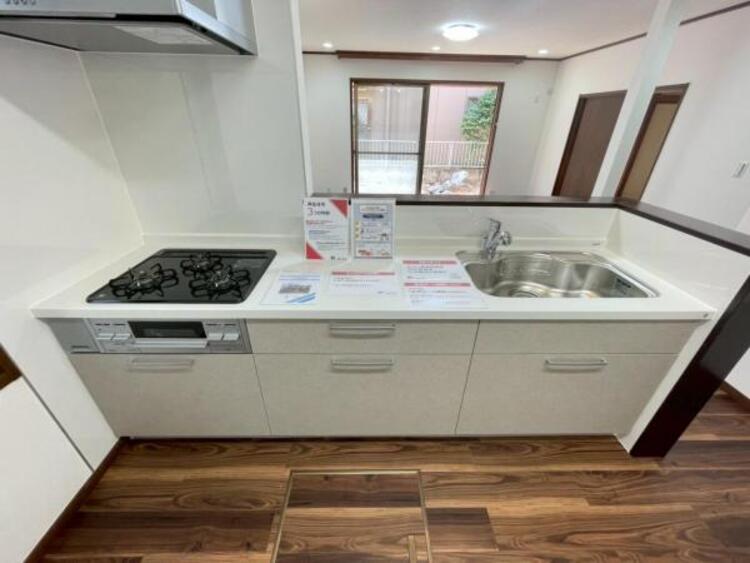 キッチン 良く使うフライパンやお鍋、調味料は、スライドタイプの収納にすっきり収納できます。