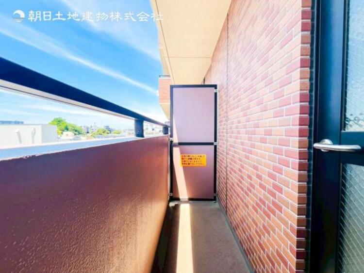 バルコニー 太陽の光と爽やかな風でお洗濯物は気持ちいいです。
