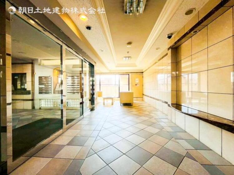 その他 エントランスを潜ると清潔感あるロビーが広がります。