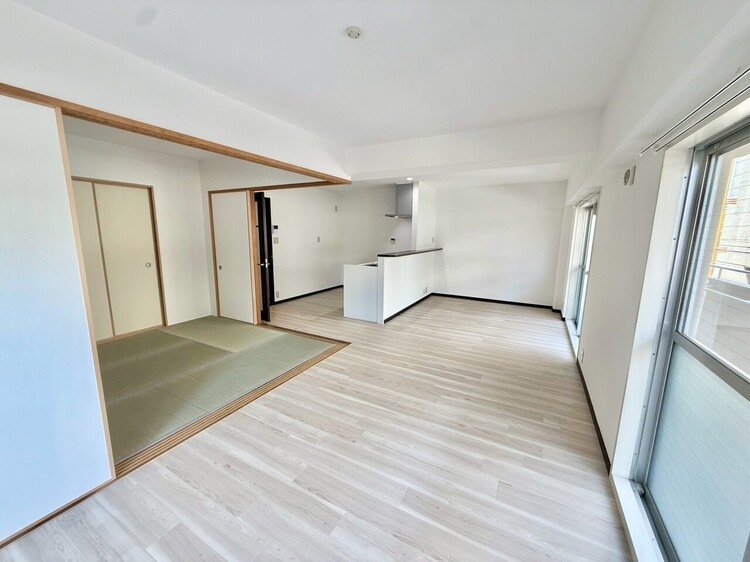 居間 南向きの明るいLDKは約17帖の広々空間。表層リフォーム済みで、家具配置も自由自在な快適リビング♪