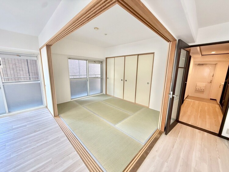 内装 明るい6畳和室は、引き戸を開ければリビングと一体に。来客用やお子様スペースにも便利な独立空間
