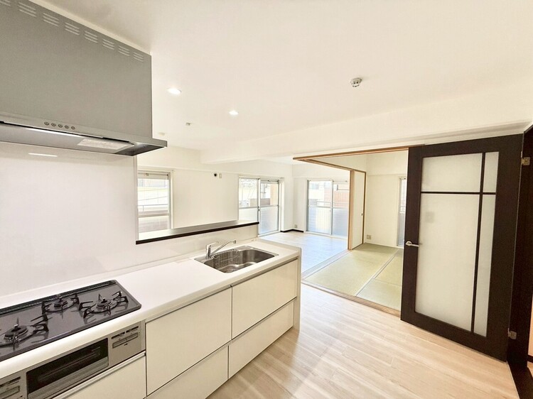 キッチン リビングとつながる対面キッチンは、家族との会話が弾む設計。白を基調とした清潔感ある内装も魅力。