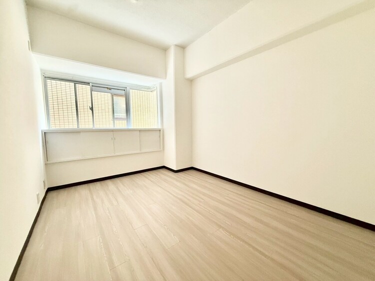 内装 白を基調とした明るい5.5畳の洋室。窓からやさしい光が差し込む落ち着いた空間は、寝室や書斎にもおすすめ。