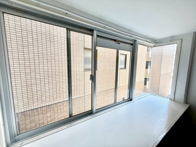 内装 奥行きのある出窓が印象的な洋室。外は建物が近いため、遮光カーテンやブラインドで工夫を楽しめます。