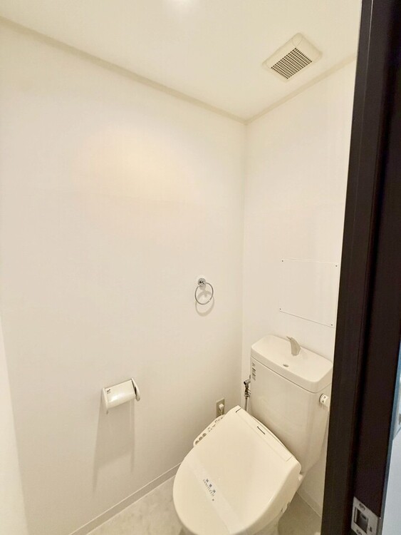 その他 温水洗浄便座付きの清潔感あるトイレ。シンプルな内装でアレンジしやすく、落ち着いた空間に仕上がっています。