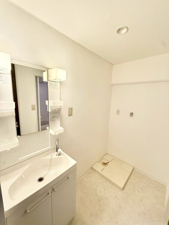 その他 洗面化粧台と洗濯機置場をゆったり配置。白を基調とした清潔感ある洗面室は、朝の準備も快適にこなせます。