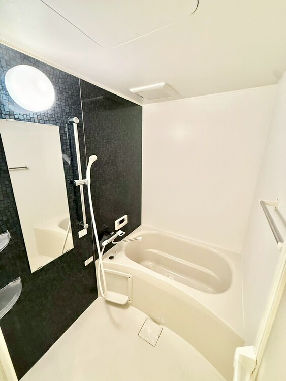 風呂 黒のアクセントパネルが映える浴室は、追い焚き機能付きで毎日のバスタイムが快適。ゆったり入れる浴槽も魅力。