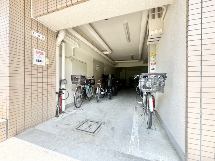 駐車場 本物件の駐車スペースです。車種制限のある場合もございますので、お気軽にお問い合わせくださいませ。