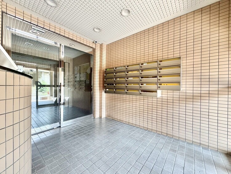 エントランス エントランス内部は、管理が行き届き清潔な共有スペースとなっています。