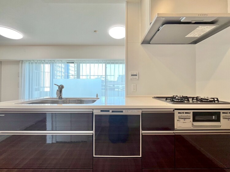 キッチン スマートな意匠と充実の機能を備えたキッチンが、暮らしにおいしい彩りを添えます。