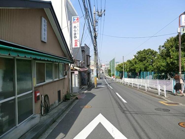 周辺 全日食チェーン あらきや	405m