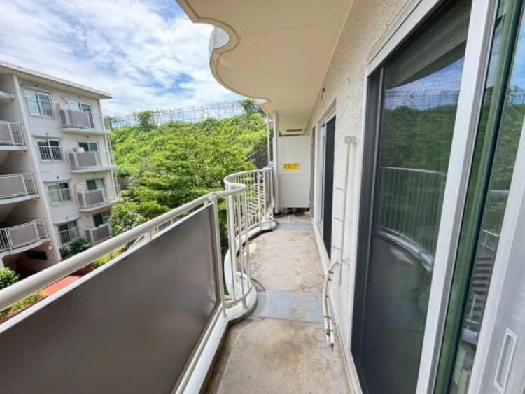 バルコニー 2部屋をまたぐ広さのバルコニーは、梅雨時の貴重な晴れの日もまとめて干せる程の余裕があります。（2025.6.26撮影）