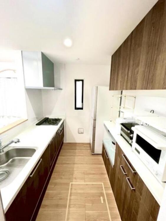 キッチン リビング全体が見渡せる対面式システムキッチン。お子様達がいつもママのそばにいられる安心感も生まれます。食事の用意をしながら家族との会話も弾み笑顔溢れる空間です。