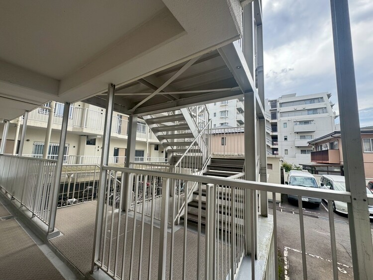 その他 共用部の階段です。明るく清潔に管理されています。