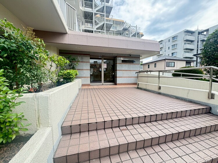 その他 上質感漂う玄関アプローチです。