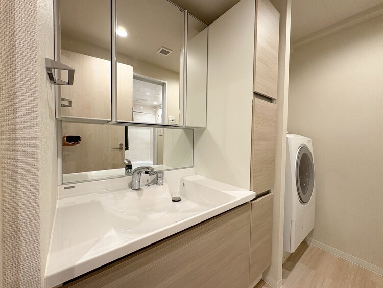 その他 清潔感を感じられる洗面化粧台。