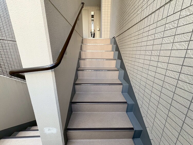 その他 共用部の階段です。明るく清潔に管理されています。