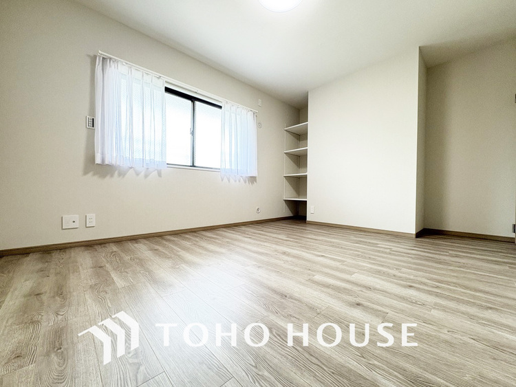 内装 採光もある洋室は、くつろぎのひと時を過ごすのにぴったり