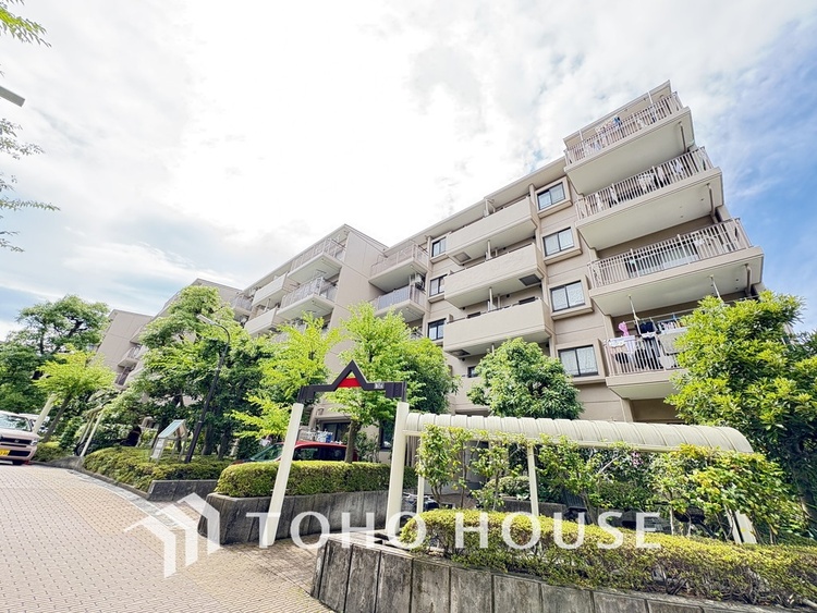 外観 〜緑豊かな住環境に恵まれたリノベーションマンション〜4階、南東向きのため陽当り良好〜エレベーター停止階です