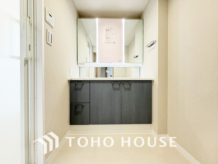 洗面 新規設置の洗面化粧台。収納豊富で使い勝手の良い3面鏡です