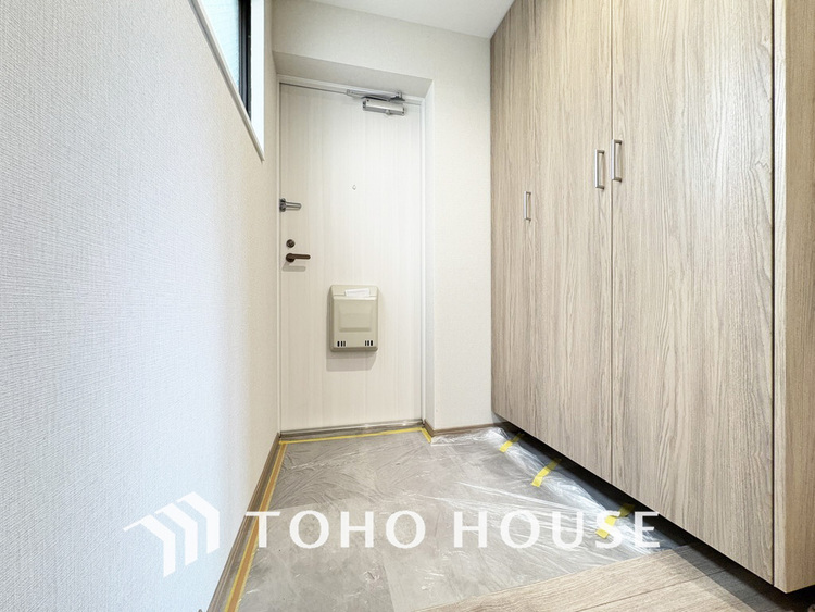 玄関 飾り過ぎないシンプルな内装の玄関