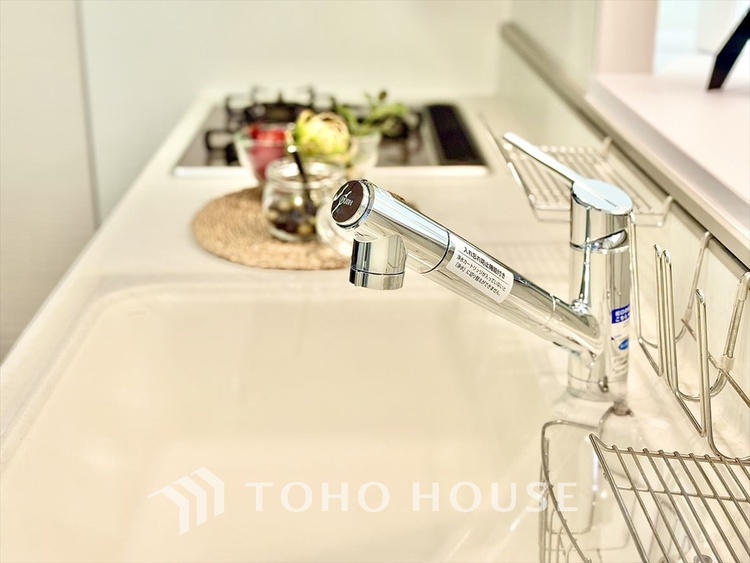 キッチン 浄水器内蔵・可動式のシャワーヘッド。水はねや大きな洗い物も計算したシンク。システムキッチンは家事をずっと楽にしてくれる。
