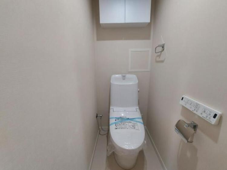 トイレ トイレはウォッシュレット付き。吊戸棚にはトイレットペーパーなどをストックできます